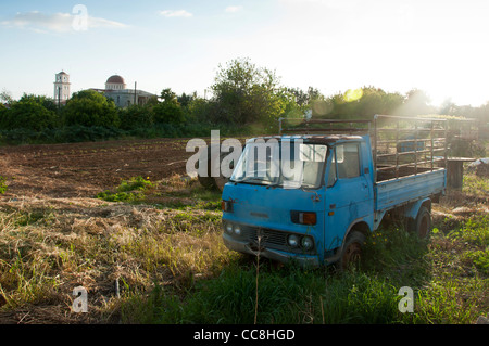 Rostige van in sonnige Landschaft, Paphos, Zypern Stockfoto