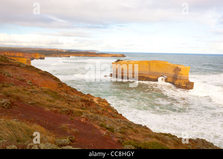 Die zerklüftete Küste an der Great Ocean Road in der Nähe von Loch Ard Gorge, Port Campbell Nationalpark an der Südwestküste von Victoria, Australien Stockfoto