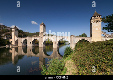 Die Pont Valentre, Symbol für die Stadt Cahors, Überquerung des Flusses Lot. Stockfoto