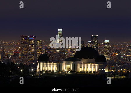 Griffith Observatory gegen Downtown LA Stockfoto