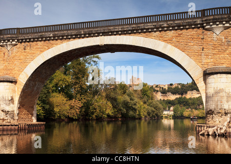 Schöne alte Brücke über den Fluss Dordogne an Beynac-et-Cazenac, Limousin, Frankreich, an einem Sommernachmittag. Stockfoto