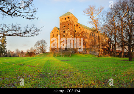 Alte Burg von Turku im Sonnenuntergang Strahlen Stockfoto