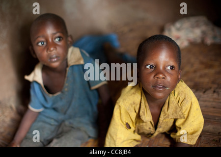 Kinder zu Hause in Masaka, Uganda, Ostafrika. Stockfoto