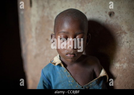 Ein Junge in seinem Haus in Masaka, Uganda, Ostafrika. Stockfoto