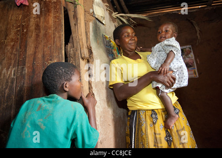 Eine afrikanische Familie in ihrem Haus in Masaka, Uganda. Stockfoto