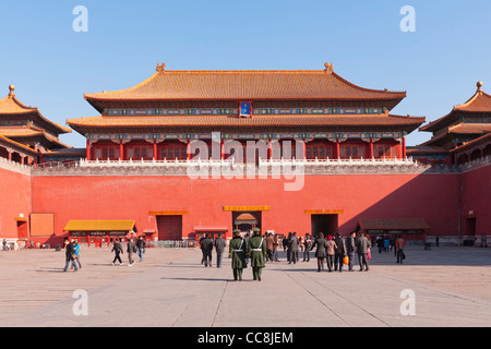 Touristen und Polizei Wachen im Hof vor der Meridian-Tor in der verbotenen Stadt in Peking. Stockfoto