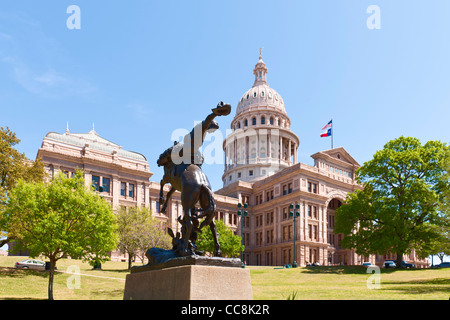 Texas Cowboy Statue & State Capitol, Austin, TX Stockfoto