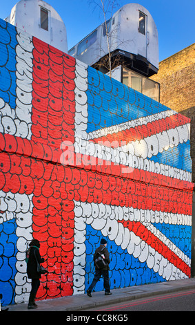 Londoner zu Fuß zur Arbeit in Shoreditch vor einem Bild der Union Flag in Blase Buchstaben Stockfoto