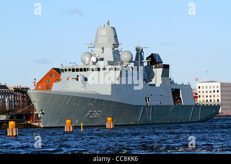 HDMS Iver Huitfeldt, einer der drei neuen Fregatten der Iver Huitfeldt-Klasse an der dänischen Marine geliefert. Hafen von Kopenhagen Stockfoto