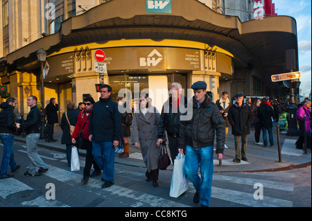 Paris, Frankreich, große Menschenmassen, die spazieren gehen Shopping vor dem französischen Kaufhaus, BHV, belebte Straßenläden in der Stadt Stockfoto