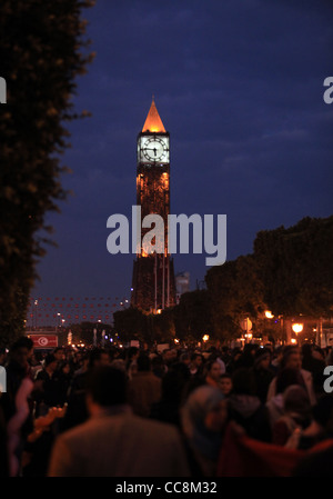 Menschen, Sehenswürdigkeiten, Tunis, Revolution, Feier, Tunesien, Menschenmenge, Nacht, Ansicht, Stadt, Himmel, blau, Zeit, Uhr, Stockfoto