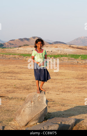 Niedrigere Kaste inderin. Tochter eines indischen Ziege hüten Familie stehend auf einem Felsen. Andhra Pradesh, Indien Stockfoto