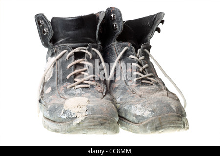 Abgenutzten alten Arbeitsstiefel, isoliert auf weiss. Stockfoto