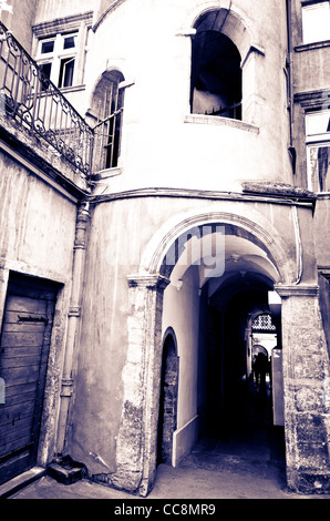 Hof und Treppe am langen Traboule in Altstadt Vieux Lyon, Frankreich (UNESCO-Weltkulturerbe) Stockfoto