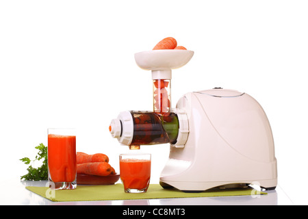 Entsafter und Karotte isolierten weißen Küche vorbereiten Stockfoto