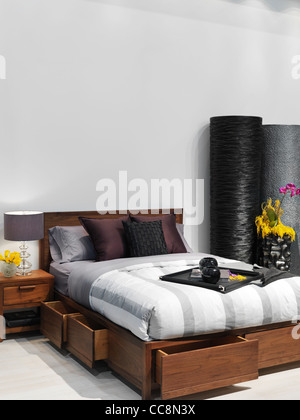 Schlafzimmer Innenarchitektur mit hellen Grautönen und Holzelemente Stockfoto