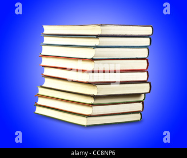ein Stapel alter Bücher in blau, isoliert Stockfoto