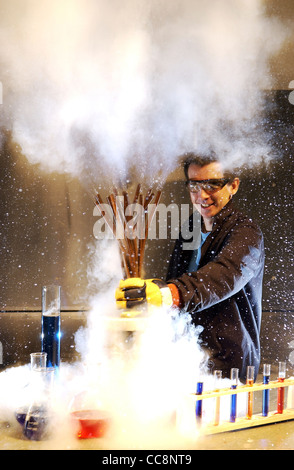 Ein Mann führt eine wissenschaftliches Experiment mit Kupferrohren und flüssigem Stickstoff verursacht eine Explosion des unter Druck stehenden Dampfes. Stockfoto