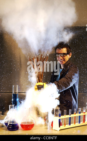 Ein Mann führt eine wissenschaftliches Experiment mit Kupferrohren und flüssigem Stickstoff verursacht eine Explosion des unter Druck stehenden Dampfes. Stockfoto