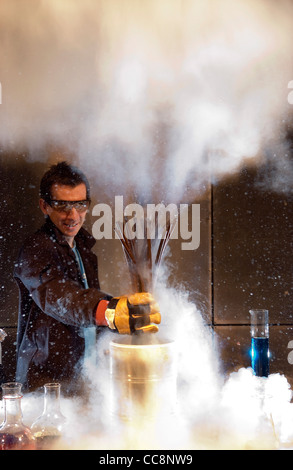 Ein Mann führt eine wissenschaftliches Experiment mit Kupferrohren und flüssigem Stickstoff verursacht eine Explosion des unter Druck stehenden Dampfes. Stockfoto