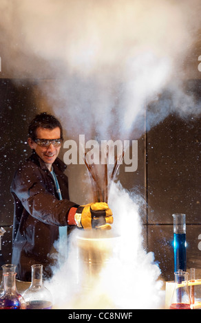 Ein Mann führt eine wissenschaftliches Experiment mit Kupferrohren und flüssigem Stickstoff verursacht eine Explosion des unter Druck stehenden Dampfes. Stockfoto