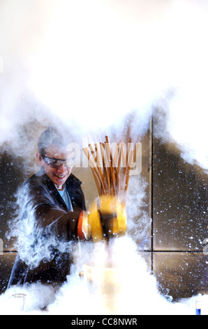 Ein Mann führt eine wissenschaftliches Experiment mit Kupferrohren und flüssigem Stickstoff verursacht eine Explosion des unter Druck stehenden Dampfes. Stockfoto