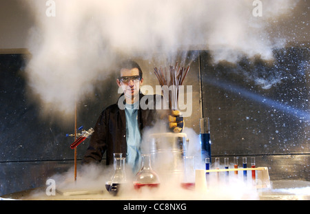 Ein Mann führt eine wissenschaftliches Experiment mit Kupferrohren und flüssigem Stickstoff verursacht eine Explosion des unter Druck stehenden Dampfes. Stockfoto