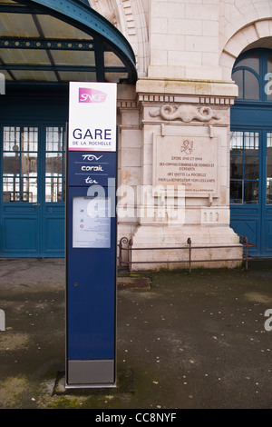 Ein Schild zeigt die Dienste vom Bahnhof in La Rochelle in Frankreich. Stockfoto