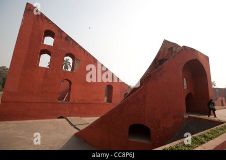 Das Jantar Mantar wissenschaftlichen Observatorium erbaut 1724 von Maharaja Jai Singh II, in der Nähe von Connaught Place in New Delhi, Indien. Stockfoto