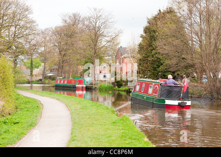 Eine schmale Boot navigiert den Lancaster-Kanal bei Bilsborrow, in der Nähe von Preston, Lancashire Stockfoto