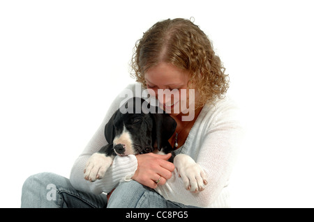 Junge Frau hält einen schlafenden Welpen Hund. (Greate Dane) Stockfoto