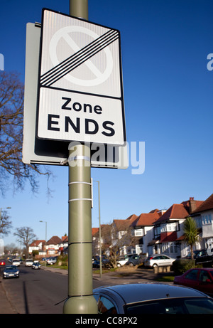 Ende des eingeschränkten Parkmöglichkeiten Bereich Verkehrszeichen. Stockfoto