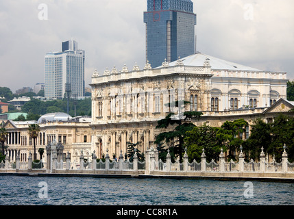 Dolmabahce Palast, Blick von der Bosporus in Istanbul, Türkei Stockfoto