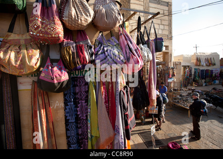 Touristen, die Einkaufsmöglichkeiten für Souvenirs in Jaisalmer Fort, in Rajasthan, Indien, am 23. Dezember 2011. Stockfoto