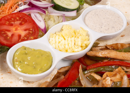 Chicken Fajitas mit verschiedenen Dip-Saucen serviert Stockfoto