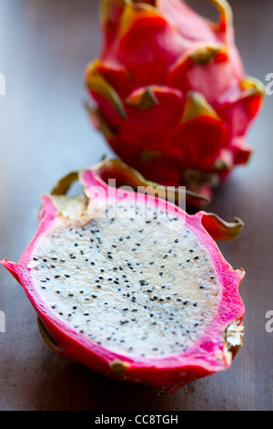 Frische, leckere Pitahaya Drachenfrucht. Studio gedreht. Stockfoto