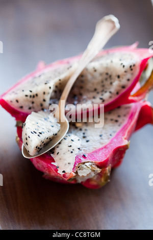 Frische, leckere Pitahaya Drachenfrucht. Studio gedreht. Stockfoto