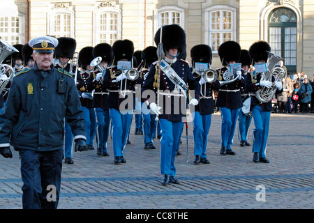 Die königliche Leibgarde marschieren und musizieren. Rahmen der laufenden Feierlichkeiten von Königin Margrethe II von Dänemark 40-jähriges Jubiläum Stockfoto
