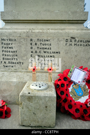 Mohnblumen am Fuße des das Kriegerdenkmal in Ystrad Mynach-Süd-Wales Stockfoto