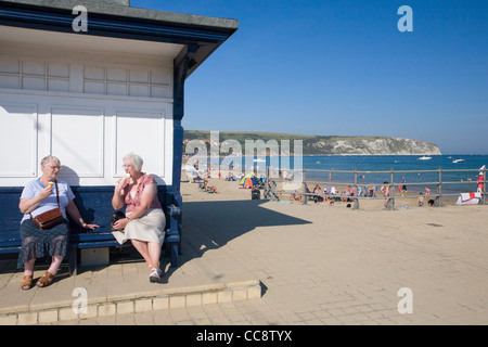 Eis essen, am Strand von Swanage, Dorset - Oktober 2011-Hitzewelle Stockfoto