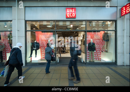 Der britische High Street. UniQlo Januar Verkauf Stockfoto