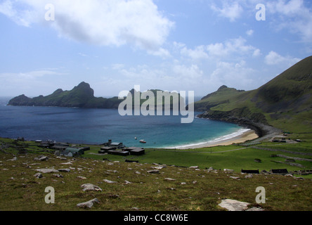 Blick auf Dorf-Bucht auf der Insel von Hirta, St Kilda, Schottland, The Gap entnommen Stockfoto