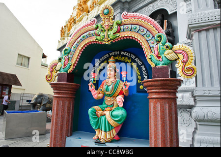 Weibliche Göttin vor Sri Senpaga Vinayagar, Singapur sitzen. Stockfoto