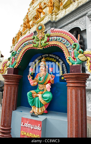 Weibliche Göttin vor Sri Senpaga Vinayagar, Singapur sitzen. Stockfoto