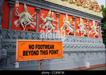 Beachten Sie die Zeichen außerhalb Sri Senpaga Vinayagar Temple, Singapur. Stockfoto