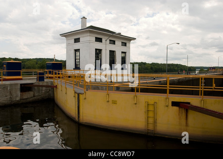 New York Erie Kanalschleuse Nr. 7 befindet sich in Niskayuna, New York am Mohawk River. Stockfoto