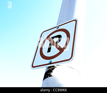 kein Parkplatz-Schild an Metallpfosten Stockfoto