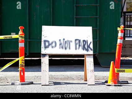 kein Parkplatz-Schild an Schild gemalt Stockfoto