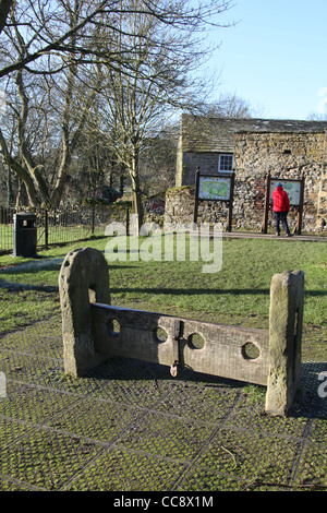 Mittelalterliche Bestände in der Derbyshire Pest Dorf Eyam Stockfoto