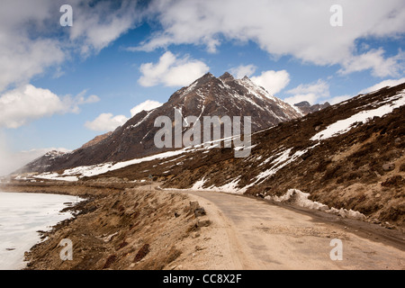Indien, Arunachal Pradesh, Sela Pass hoch gelegenen Straße letzten zugefrorenen See Stockfoto